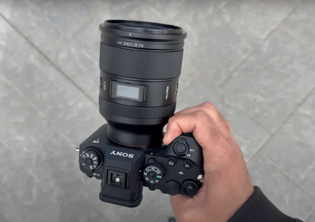 Présentation de l'objectif Viltrox 35mm f1.2 sur un hybride Sony