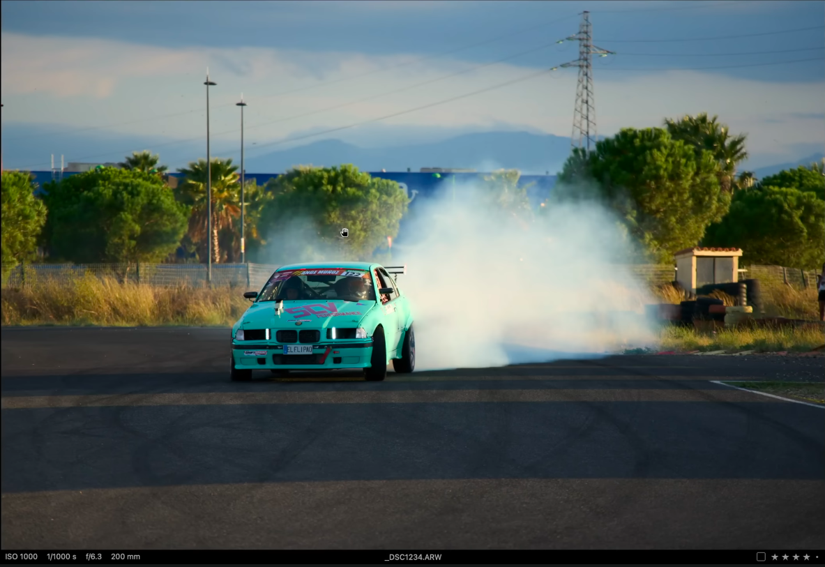 Test de l'autofocus sur une voiture. de rallye